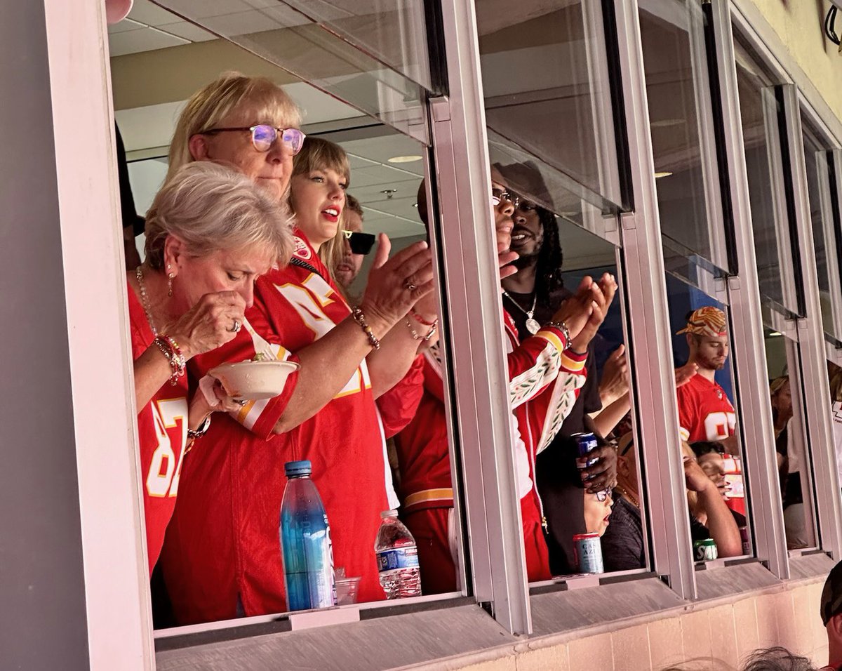 TommyMcFLY's tweet photo. Spotted: Taylor Swift at Chiefs vs Bears 🏈 @taylorswift13 @Chiefs @ChicagoBears https://t.co/Yh17pW9yji