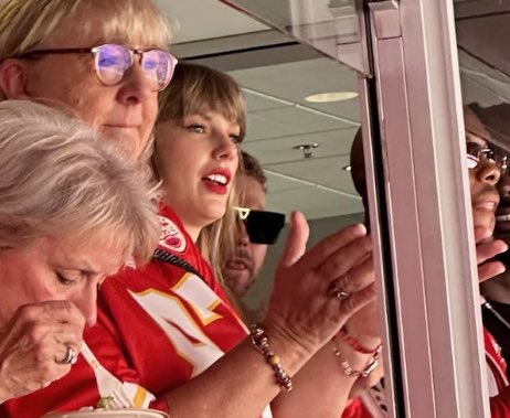TommyMcFLY's tweet photo. Spotted: Taylor Swift at Chiefs vs Bears 🏈 @taylorswift13 @Chiefs @ChicagoBears https://t.co/Yh17pW9yji
