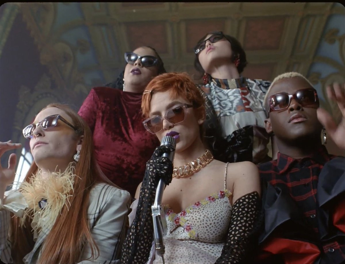 PortalGavassi's tweet image. E se quiser falar de loucura a nossa é clara e combina com a sua, Manu Gavassi 💚

Há dois anos, era lançado o clipe do single "Sub.ver.si.va", com direito a coreografia, orquestra e um figurino impecável.