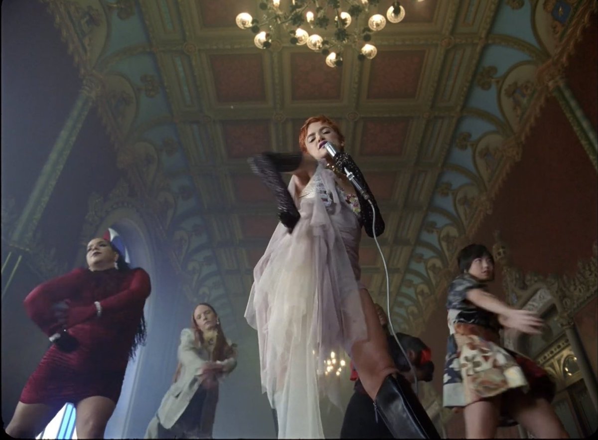 PortalGavassi's tweet image. E se quiser falar de loucura a nossa é clara e combina com a sua, Manu Gavassi 💚

Há dois anos, era lançado o clipe do single "Sub.ver.si.va", com direito a coreografia, orquestra e um figurino impecável.