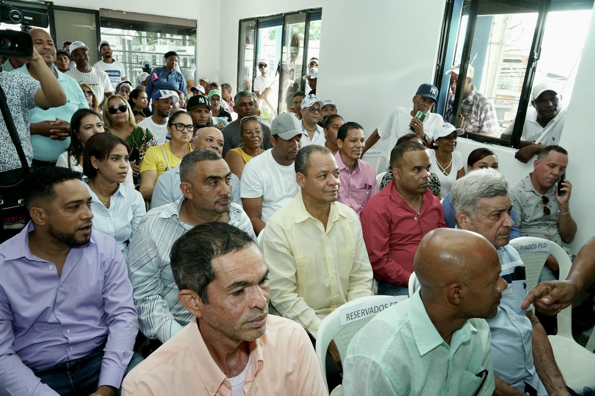 ¡GRAN PROCLAMACIÓN!

Nuestro Presidente y candidato presidencial <a href="/MiguelVargasM/">Miguel Vargas</a> encabezo el Acto de Proclamación de Miguel Paulino Alcalde de Licey al Medio y candidato a la repostulación, quien será apoyado por la Alianza Opositora Rescate RD.

#PRD #MiguelEnSantiago #RescateRD