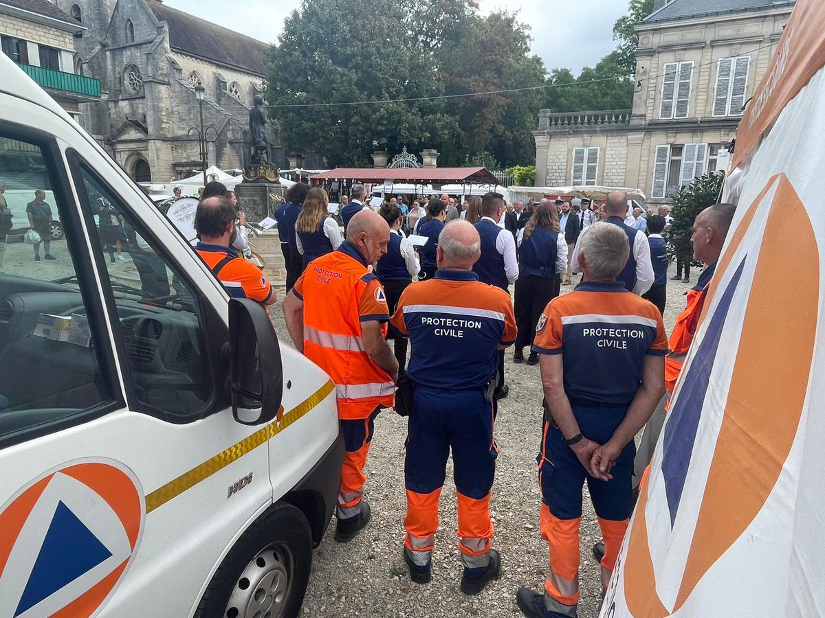 protecivile10's tweet photo. Les week-ends s’enchaînent et sont chargés pour nos secouristes. Après la Fête de la Choucroute la semaine dernière à Brienne-le-Château, les équipes étaient en poste aujourd’hui à la Course de l'Escargot à Montgueux et à la course cycliste de Saint-Phal. https://t.co/pufXP9UuU6