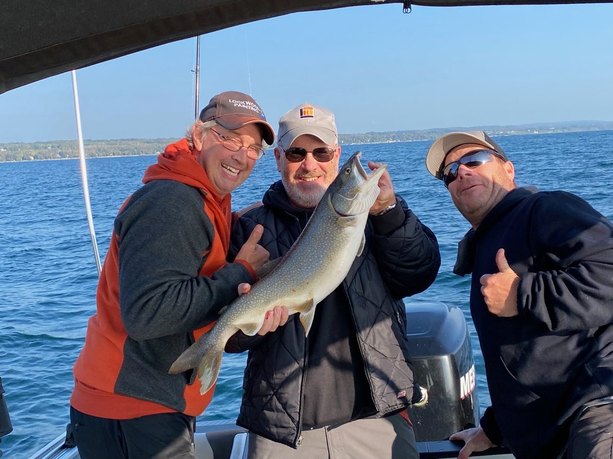 When you #getoutside with hockey buddies .. lakers are a bonus ! #welivehere ⁦<a href="/SSAOwenSound/">SydenhamSportsmen</a>⁩ ⁦<a href="/LarryMillerMP/">Larry Miller Retired</a>⁩ ⁦<a href="/BayshoreFred/">Fred Wallace</a>⁩ ⁦<a href="/puppywhite15/">Puppy White Tours 🇨🇦</a>⁩ ⁦<a href="/JessLint/">Jessica L</a>⁩ ⁦<a href="/GymClassJamie/">Jamie Johnston</a>⁩ ⁦<a href="/TerriClarkMusic/">Terri Clark</a>⁩