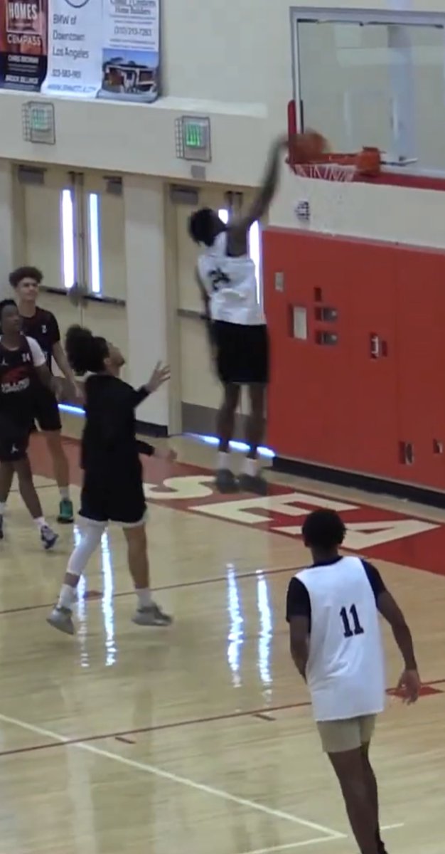 John83048371's tweet photo. Here is a photo of a dunk by Giovanni Ofoegbu
From Poly 's win today over Village Christian in the Ryse Up fall classic. https://t.co/BVtxs1pIp9
