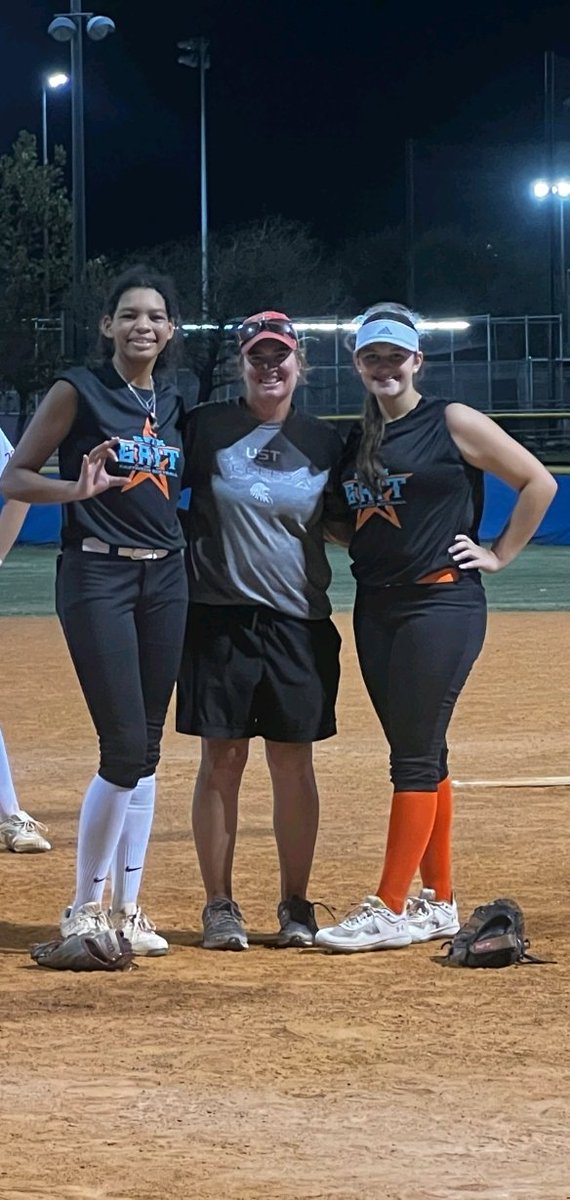 SETXGRITS_B's tweet photo. Kaden Richardson and Kaylee Doiron put in some great work this past Friday night at the University of St. Thomas prospect camp. Thanks, Coach Froboese! @froknows9 @USTCeltsSB https://t.co/IEICYyH3Ek