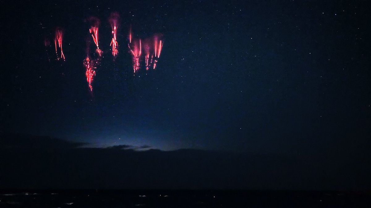 Salve de farfadets au dessus d'un orage situé dans le nord de la Sardaigne, à + de 400 km de ma position. Prise de vue depuis Saint-Raphaël (Var) le vendredi 22/09 en fin de soirée. Il s'en passe des choses lorsque vous dormez profondément ! (ou pas 😆) #orage #orages #StormHour