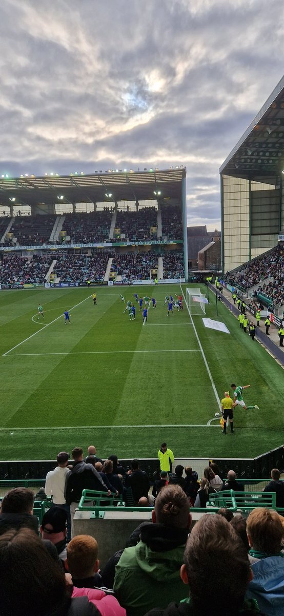 's tweet image. Hibernian v St Johnston , 2:0 . Ponad 16 tys ludzi na meczu , kilka setek (ciężko policzyć) przyjezdnych z Perth . 🏴󠁧󠁢󠁳󠁣󠁴󠁿🇵🇱💚 #Hibs #Hibernian #EasterRoad