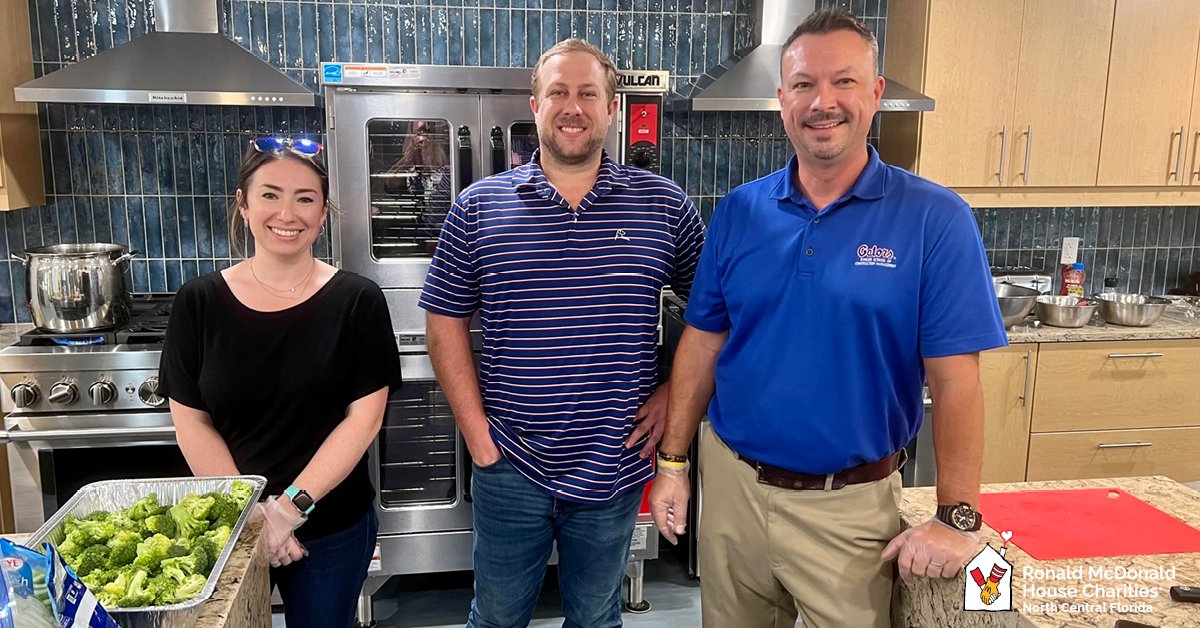 RMHCNCF's tweet photo. So many heartfelt moments made all thanks to this week's phenomenal Visiting Chefs, @parrishmccall, @Fl_Victorious, @Gville_Church, @ODFL_Inc, and @Hogtown_Brewers! Thanks for making some truly amazing meals. 💕 (pictured: Parrish McCall) #KeepingFamiliesClose #forRMHC https://t.co/dM81x8YsrI