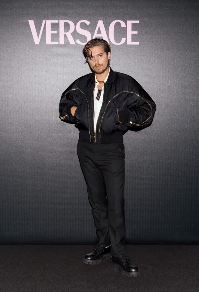 ColsprUpdatesFR's tweet image. #PHOTO | @colesprouse au défilé de @Versace à Milan (24/09)
