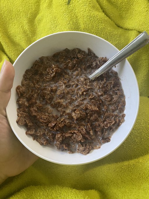 Mmmmmmm cocoa pebbles https://t.co/PWtWCoLRRN