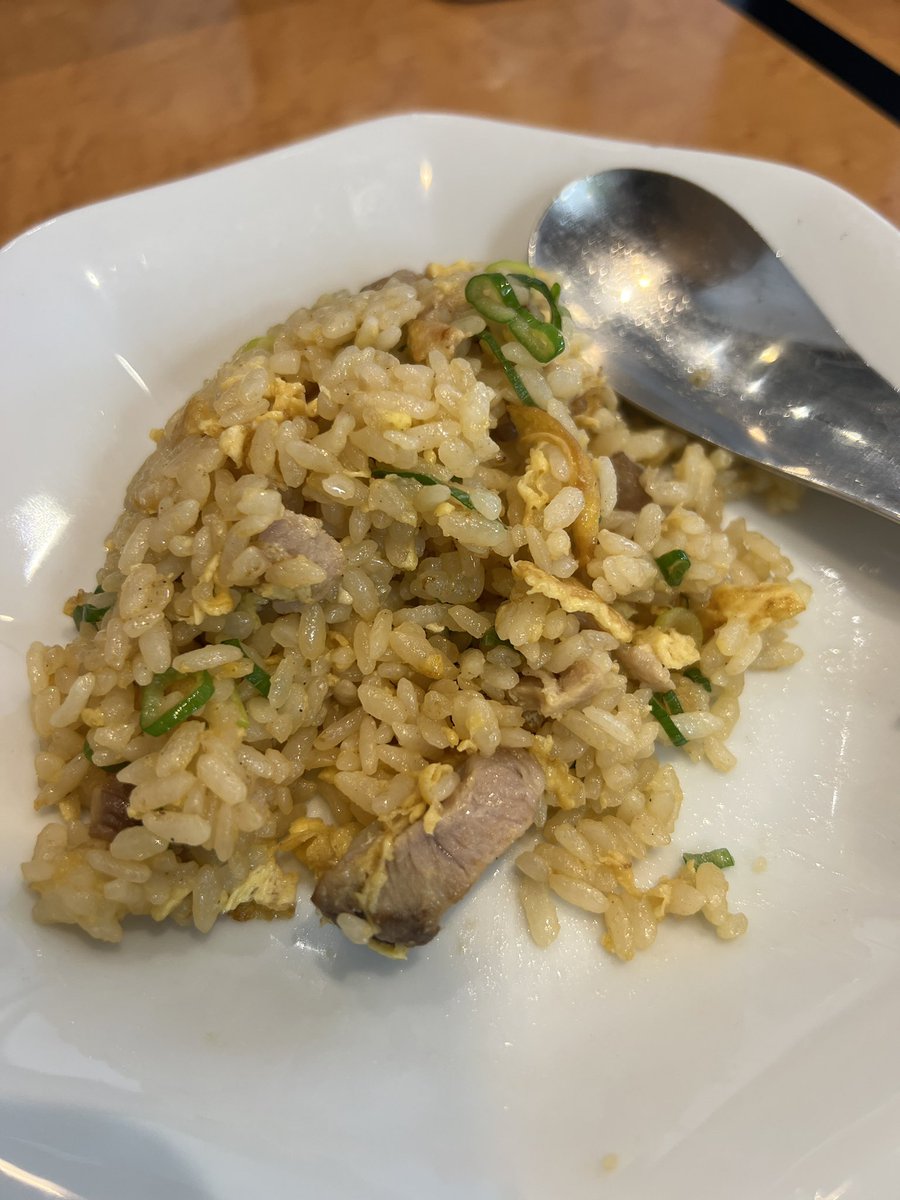 sumifuji4's tweet photo. 中華そば 麓Fumoto
中華そばと半チャーハン。
(チャーハンはつい��っついたあとの姿)
麺の硬さ絶妙！汁のあっさり感とコク！アンド、チャーハンが私史上ザ・チャーハンなまいう！ほんと大満足だったのです。#ラーメン #中華そば #チャーハン #枚方市 https://t.co/HSSubxTqTS