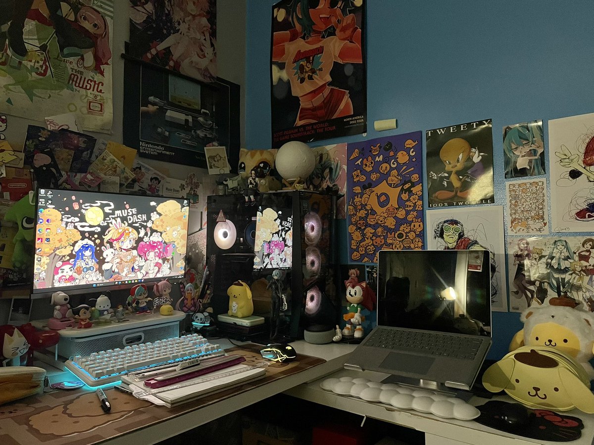 shivcove's tweet photo. desk update i just got more nicnaks https://t.co/dUlupHFMew