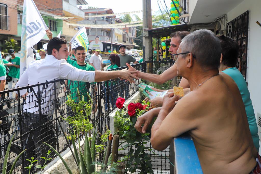 estebanrestre's tweet photo. Somos imparables, de domingo a domingo caminando los 125 municipios del departamento para que este próximo 29 de octubre toda Antioquia vote Esteban Restrepo gobernador, si Dios quiere💚💪🏻 https://t.co/WEvMXTgRFe