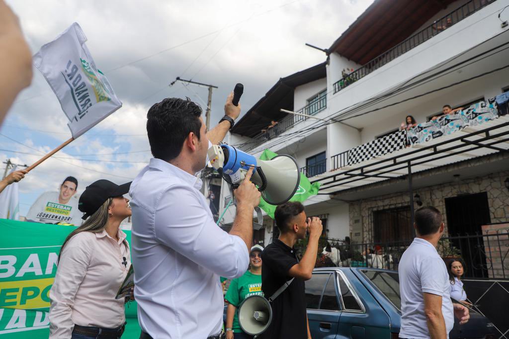estebanrestre's tweet photo. Somos imparables, de domingo a domingo caminando los 125 municipios del departamento para que este próximo 29 de octubre toda Antioquia vote Esteban Restrepo gobernador, si Dios quiere💚💪🏻 https://t.co/WEvMXTgRFe