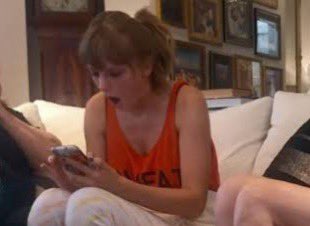 swiftsenapuros's tweet photo. imagínense a las swifties que genuinamente les gusta el fútbol americano de repente ver a TAYLOR SWIFT ahí https://t.co/kqdI82osso