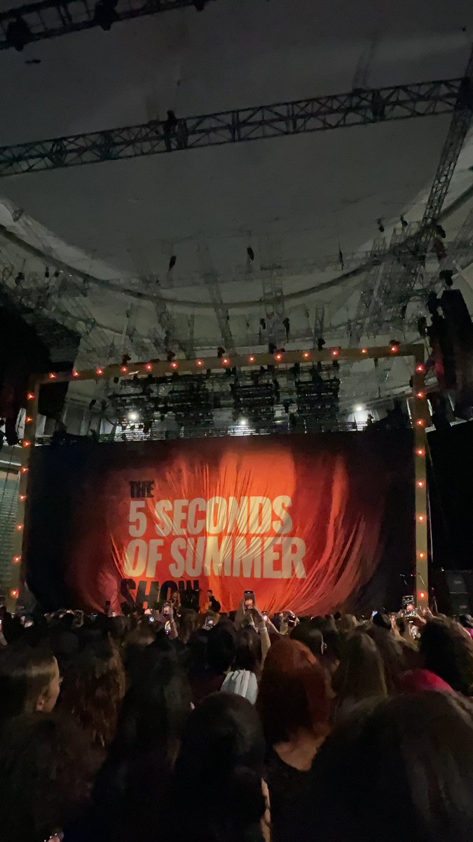 lauramiilan_'s tweet photo. La niña de 11 años es jodidamente feliz ❤️🩹
#5sosMadrid
#5SecondsofsummerMadrid
#5sostour
#5sosconcert https://t.co/j1iWYEArha