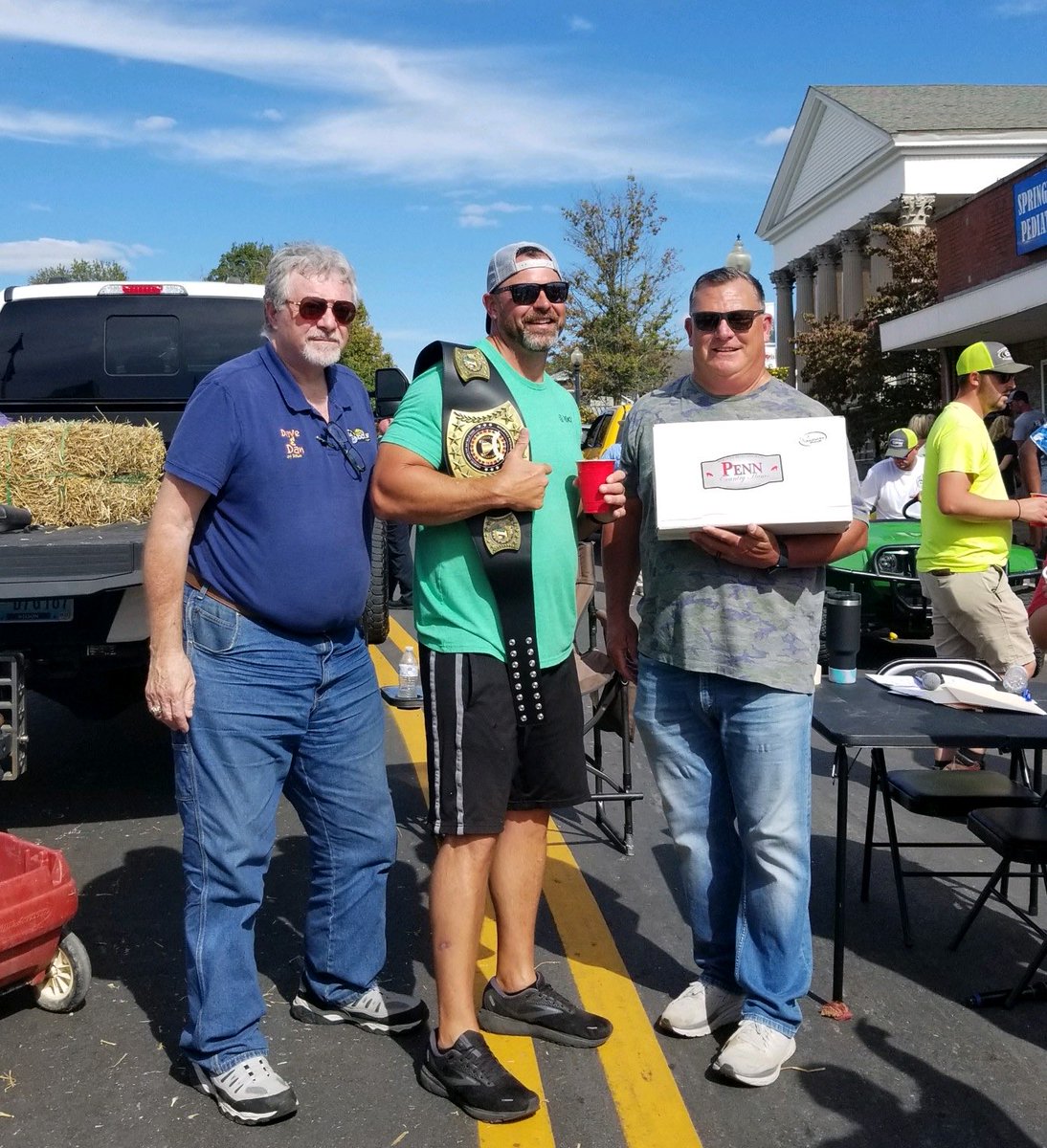 MJP40033's tweet photo. @ShannonTheDude @KSRonX that country boy beat that city slicker!
@mckychamber #HamDays #HayBaleToss #11TimeWinner #TheLegend https://t.co/YwhgjZrfPc