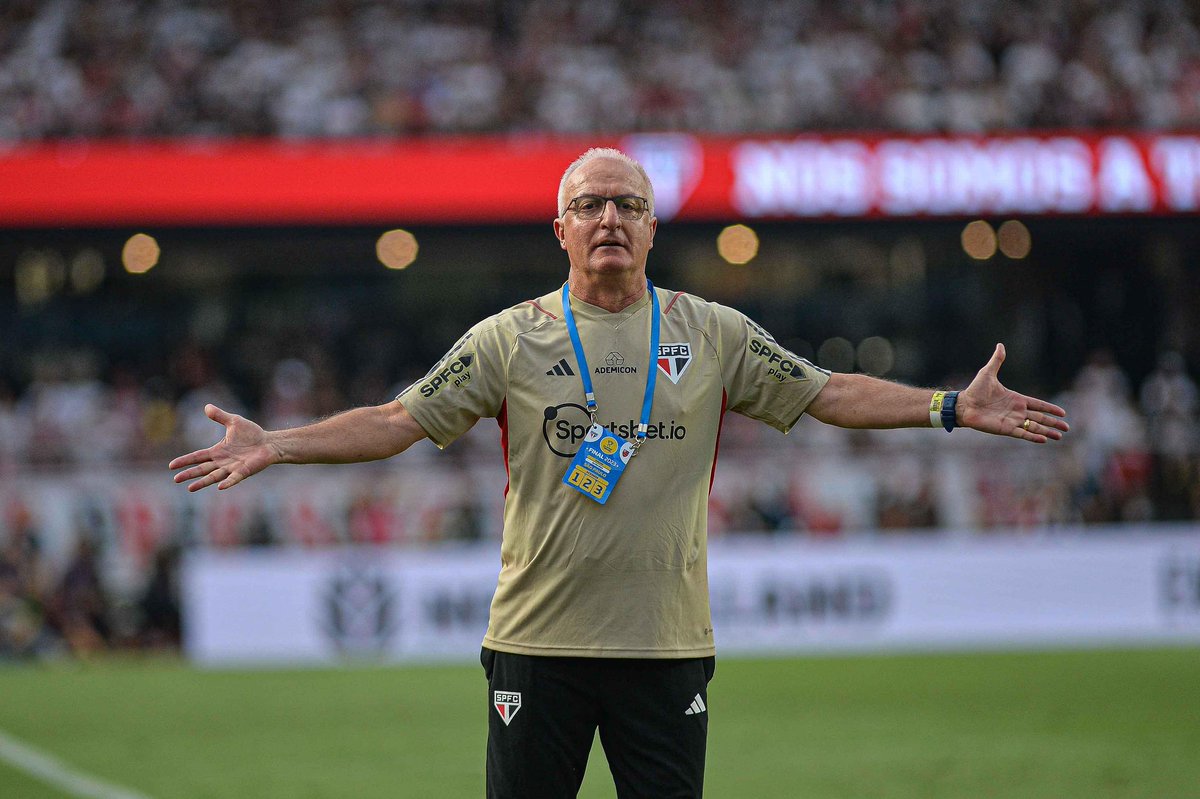 mundodabola's tweet photo. TEM QUE RESPEITAR ESTE SENHOR CHAMADO DORIVAL JÚNIOR!

📸 Renato Gizzi/Gazeta Press https://t.co/MZAX0L2VPr
