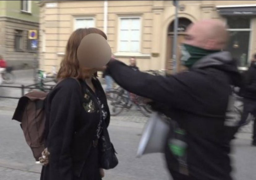 bossemicro's tweet photo. Helt ok för polisen i Uppsala att nazister slår folk på käften på våra gator och torg? @polisen_uppsala https://t.co/hKUZmLRL3v
