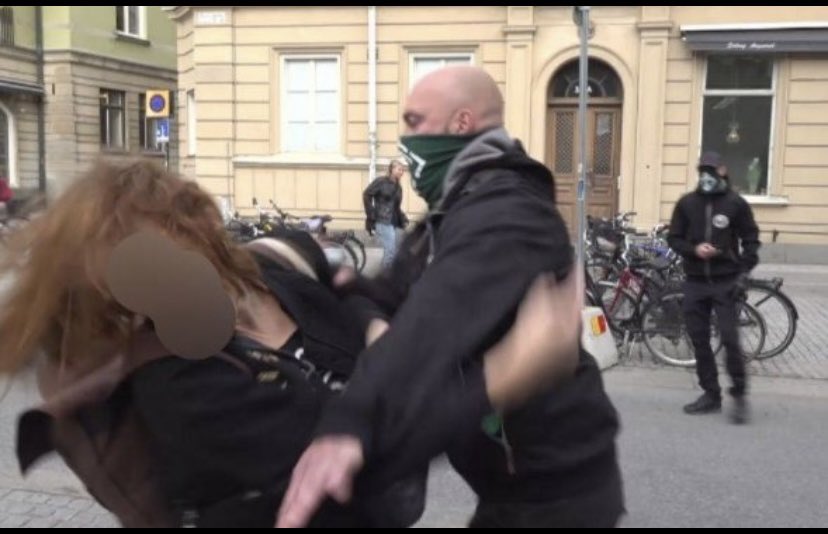 bossemicro's tweet photo. Helt ok för polisen i Uppsala att nazister slår folk på käften på våra gator och torg? @polisen_uppsala https://t.co/hKUZmLRL3v