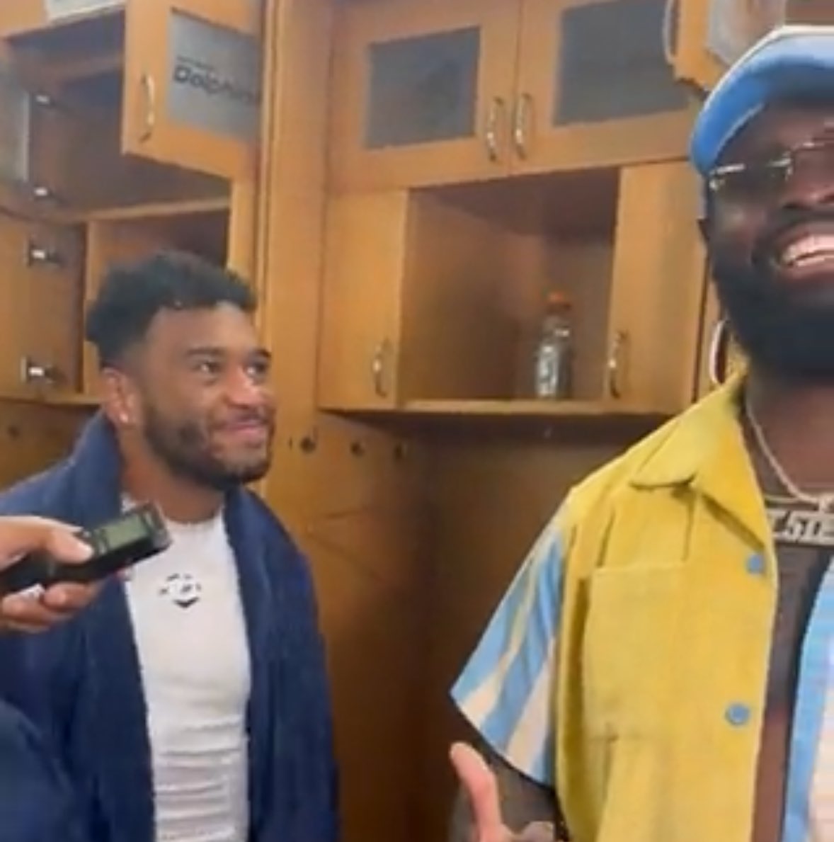 WhitePepperESQ's tweet photo. Find someone that looks at you the way Tua looks at Armstead https://t.co/l6gXCNG6Rj