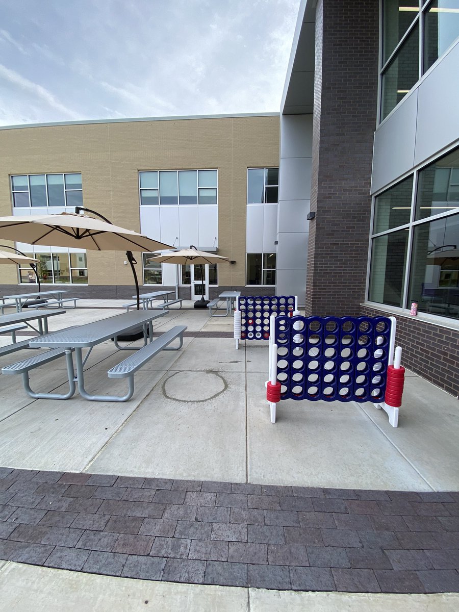 photogrl68's tweet photo. The new Bowling Green High is SPECTACULAR!! The classrooms and amenities are top notch.
They have outdoor Jenga, Connect 4, and ping pong tables. We had a smoking patio. π
#classof86
#onceapurplealwaysapurple https://t.co/twltZ7m4ve