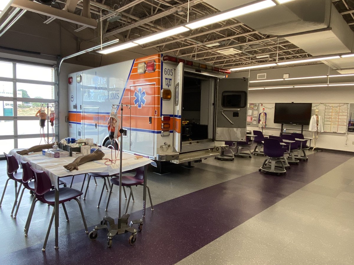 photogrl68's tweet photo. The new Bowling Green High is SPECTACULAR!! The classrooms and amenities are top notch.
They have outdoor Jenga, Connect 4, and ping pong tables. We had a smoking patio. π
#classof86
#onceapurplealwaysapurple https://t.co/twltZ7m4ve
