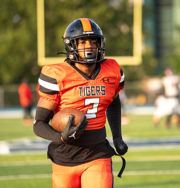 Checkout my mid season highlights 💯
@LindenFootball <a href="/BJ_LND/">BjBahaGeorge</a> <a href="/K_Light13/">Kyle Phipps</a> <a href="/DBCoachE/">Coach E</a> 
4-1 record 
 ➡️ hudl.com/v/2LrDdi