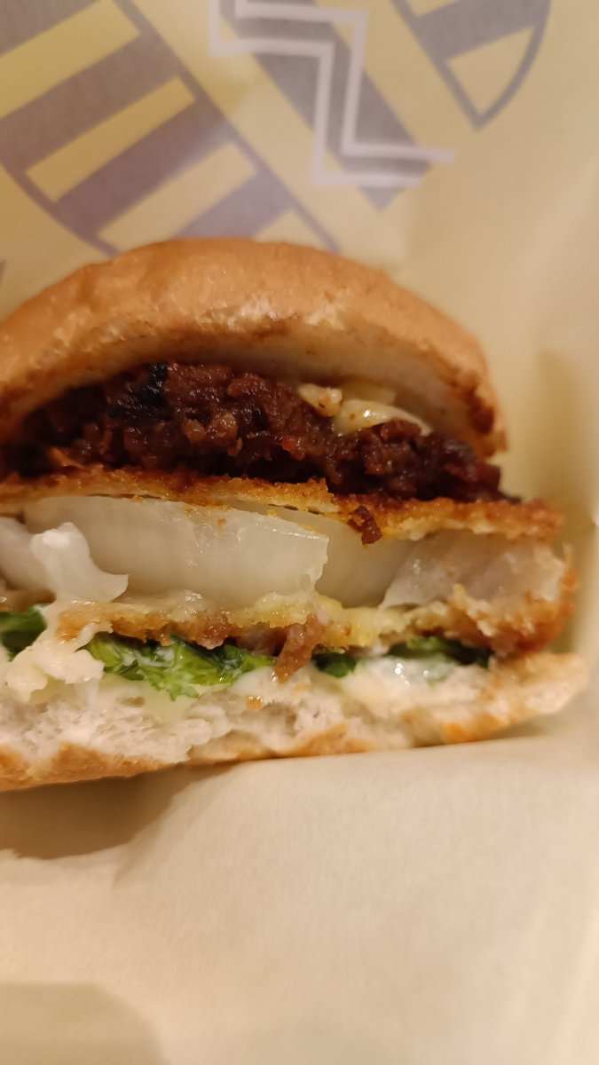 hatsumei_f's tweet photo. シマウマバーガー。

まさか🦓の。。。？

と思ったら淡路シマのウマいバーガー
ということらしいです😂

写真のはその淡路島名物のタマネギどっかーんのバーガー。

美味しかったです😋

#薄い #延長コード #延長ケーブル #アイデアグッズ #ガジェット https://t.co/kECiY3MO5A