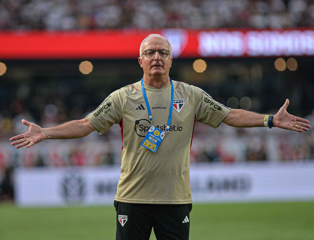 futtmais's tweet photo. Se tem uma coisa que eu concordo nessa vida é na lei do retorno. 

Seja na seu pessoal, no trabalho, no futebol.

O que fizeram com esse senhor em 2022 foi um absurdo.

Hoje, a vida fez justiça e o futebol fez justiça. 

A vida tem dessas.

Parabéns, São Paulo! Parabéns, Dorival! https://t.co/5IqAWGrtCL