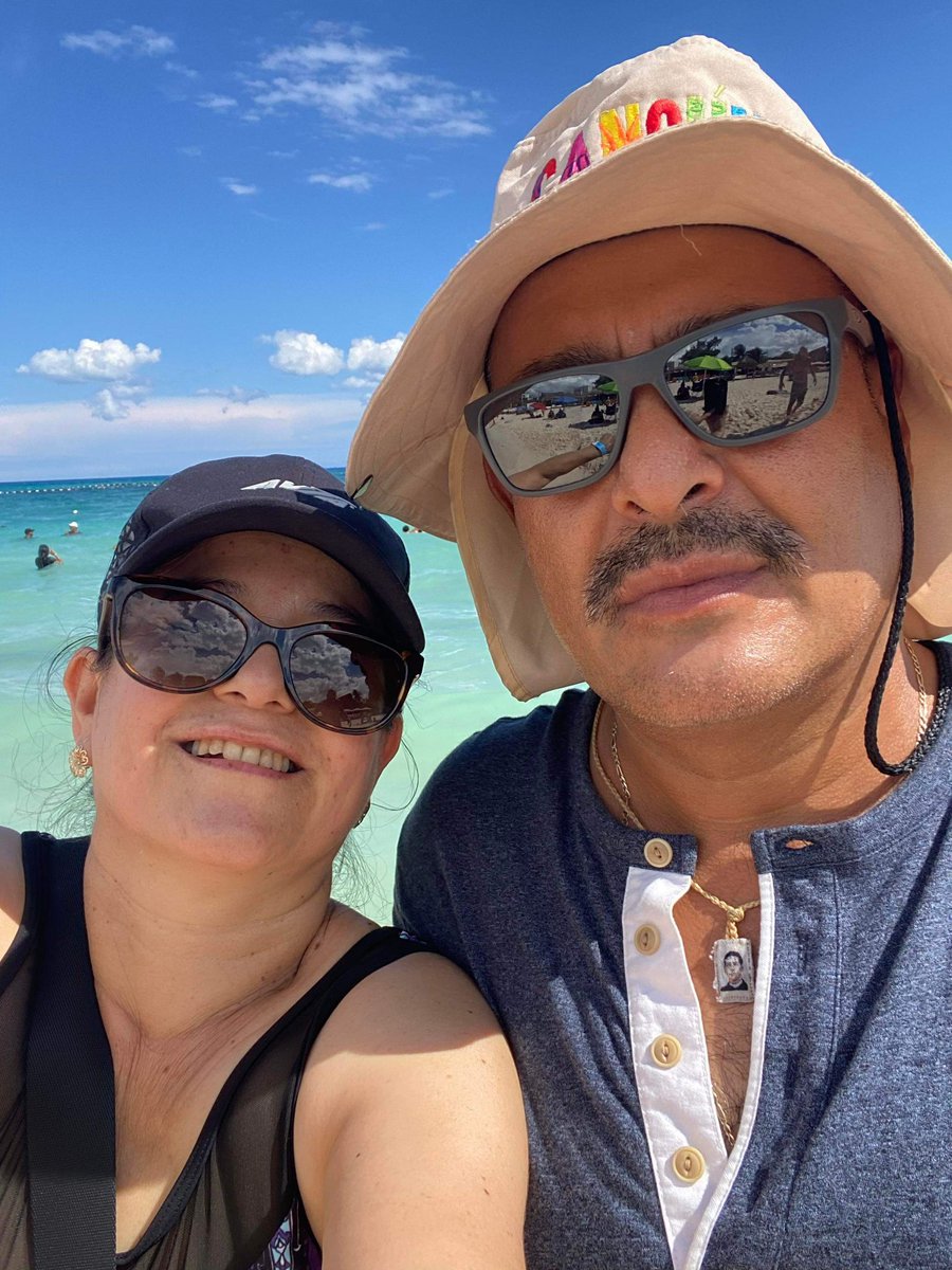 Barbilla_rojaa's tweet photo. Mis papás en Cancún celebrando 28 años de casados 🫶🏼✨😭 https://t.co/cYvkXPynPN