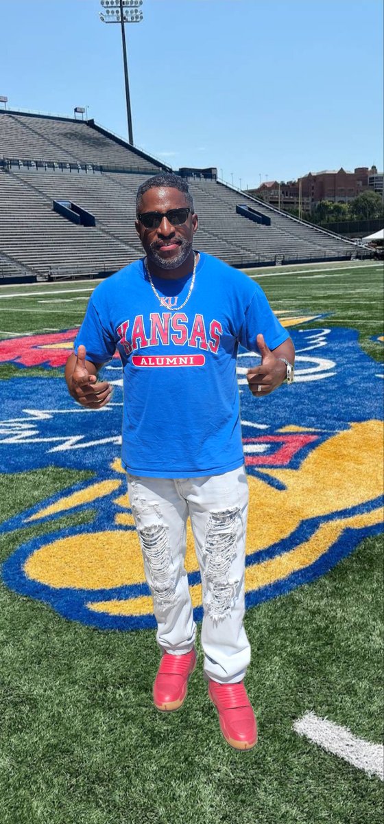 jjmarsh06's tweet photo. Reppin' my alma mater 😎. #ClassOf02 #RCJH #RockChalk #KU #TexasJayhawk https://t.co/2eWP5AeCMB