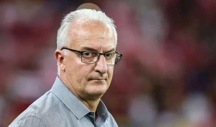 Parabéns Dorival e um vai tomar no cu bem sincero pra essa diretoria de merda que tiraram 7 títulos das nossas mãos da forma mais covarde, enfie o ego de vocês no cu, o flamengo odeia vocês!