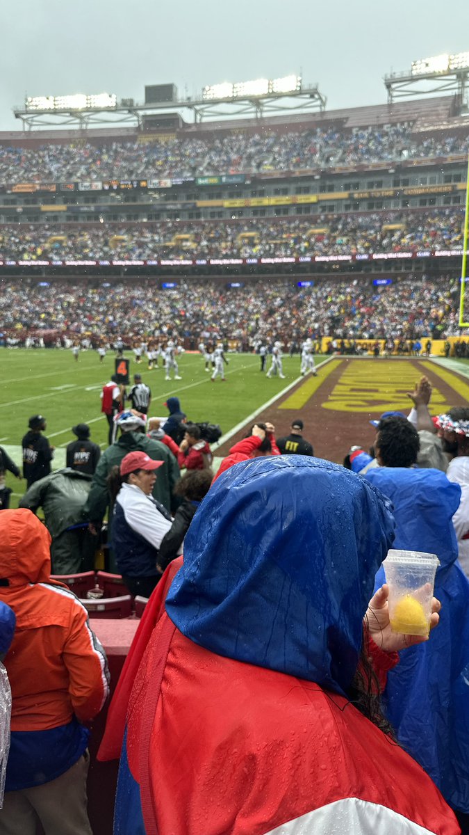 Chopper4Brad's tweet image. #Commanders TICKET UPGRADE ALERT!!
Follow this account and reply with a photo of you and a friend at @FedExField wearing Redskins gear and I'll upgrade your seats to THIS view at halftime! #commanders #bills