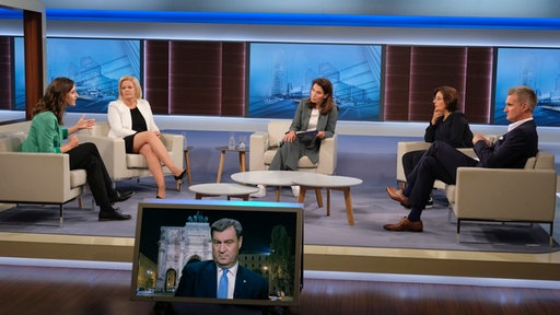 jannibal_'s tweet photo. Nach einer Woche Illner, Aktueller Stunde im Bundestag, Spiegel TV und Spiegel Aufmacher und nun Anne Will bin ich bisschen sprachlos, wie weltfremd Medien und Politiker über Migration diskutieren.

Im Diskurs geht es um Transitländer, Rückführungsabkommen, sichere Drittstaaten, Verteilungsschlüssel, Kommunen, um ein »race to the bottom«. Es werden Migrationsforscher befragt, Quervergleiche angestellt, Statistiken zitiert. Und oft sind diese ganzen Diskussionen, so mein Eindruck, ein circle jerk von klugen Leuten, gespickt mit Fachtermini und einer Prämisse, wonach Migration stattfinden müsse, nicht gestoppt werden könne und bestmöglich zu steuern sei.

Was hingegen kaum einer ausspricht (vermutlich aus Angst, dass es »den Falschen« nützen könnte): 
1) Es sind zu viele Migranten gekommen. Viel zu viele.
2) Wir haben nichts geschafft, es wurde auch nie definiert, was das bedeutet. 
3) Die aktuellen Bilder aus Lampedusa machen Menschen, aus gutem Grund, Angst, und sind erst der Beginn eines Ansturms auf Europa. 
4) Tagtäglich werden Kollateralschäden und »Einzelfälle« sichtbar, die im Zusammenhang mit Asyl stehen – vom kleinsten Kaff (Wiesloch, Waldtann) über die Stadt (Freiburg) bis hin zum beliebten Park in der Metropole (Görlitzer Park in Berlin).
5) Das Sicherheitsempfinden der Menschen hat massiv gelitten. 
6) Viel zu viele der Migranten sind Analphabeten und/oder unterqualifiziert, sodass sie in einer hochtechnologisierten Dienstleistungsgesellschaft schwer haben werden und zur Belastung werden (siehe Bürgergeldstatistik).
7) Weder unser Asylrecht noch Schengen mit offenen Grenzen sind für diese Art von illegaler Massenmigration geschaffen. Sie gehört von Grund auf reformiert.
8) Fußgängerzonen sind überfremdet, in Schulen wird plötzlich kein Deutsch gesprochen und wenn man erfährt, dass Kriminelle nicht abgeschoben werden, fühlt man sich verarscht.

Einige dieser Probleme sind hausgemacht und das Ergebnis von Jahrzehnten verfehlter Migrations- und Integrationspolitik – und nicht erst seit 2015 passiert. In jedem Fall aber werden diese Schieflagen verstärkt, wenn man sieht, dass das nächste Jahr vorübergeht – und damit die nächsten hunderttausend Männer aus kulturfremden Regionen Teil dieses Landes werden.

Kurz: Wir sind voll. Wir haben es nicht geschafft. Wir haben keinen Platz und keine Kapazitäten mehr. Bevor hier weitere Menschen aus Bamako, Khartum und Mogadischu einreisen, sollten diejenigen, die Scheiße gebaut haben (und sich weigern zu arbeiten), abgeschoben werden. Die, die kein Aufenthaltsrecht haben, vermutlich ebenso. Und die, die legal hier sind, integriert und in den Arbeitsmarkt gebracht werden. Das ist eine Aufgabe für Jahre, vielleicht Jahrzehnte, und wir wissen nicht mal, ob das bei dieser riesigen Anzahl an Menschen klappen kann. Es darf keine Fortführung des Status Quo geben. 

Solange das niemand ausspricht, wird die AfD völlig logisch von Wahlsieg zu Wahlsieg eilen. Und @jensspahn btw, man mag es kaum glauben, hat völlig Recht, wenn er fassungslos in eine Diskussionsrunde appelliert, dass niemand verstanden hat, was in diesem Land los ist und wie ernst die Lage sei. Rien ne va plus.