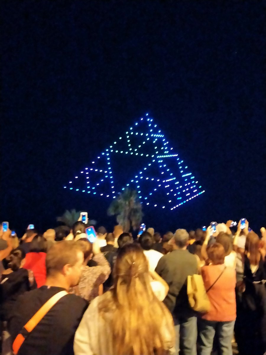 emil_lab's tweet photo. No ha estado mal el espectáculo de drones en la #Merce2023.
Como una actividad más da el pego, pero como sustituto de unos buenos fuegos artificiales, para nada.
Esperemos que el año que vuelvan los fuegos. https://t.co/gCDMFaz7qc