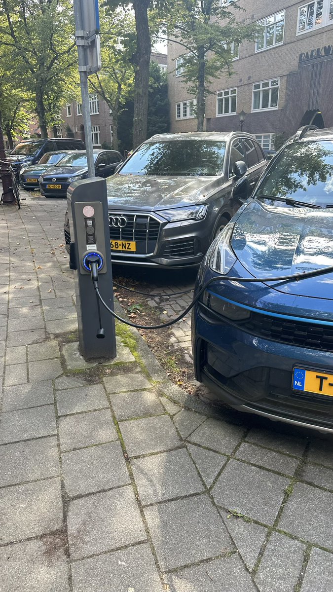 Estuve en Ámsterdam haciendo notas sobre cómo lograron limpiar el aire con el programa “Aire Limpio 2025”.  Es espectacular la sensación de respirar aire puro en plena ciudad. Resumo algunos puntos:
1) Incentivos y subvenciones para comprar autos eléctricos. Tienen barrios donde