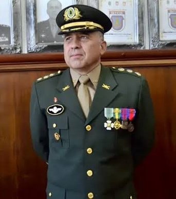 Esse é o general Dutra, na noite do 8 de janeiro, quando policiais militares tentaram entrar no acampamento para prender os golpistas, o comandante militar do Planalto, General Dutra de Menezes, colocou 3 blindados do exército para proteger os golpistas. A polícia teve que se