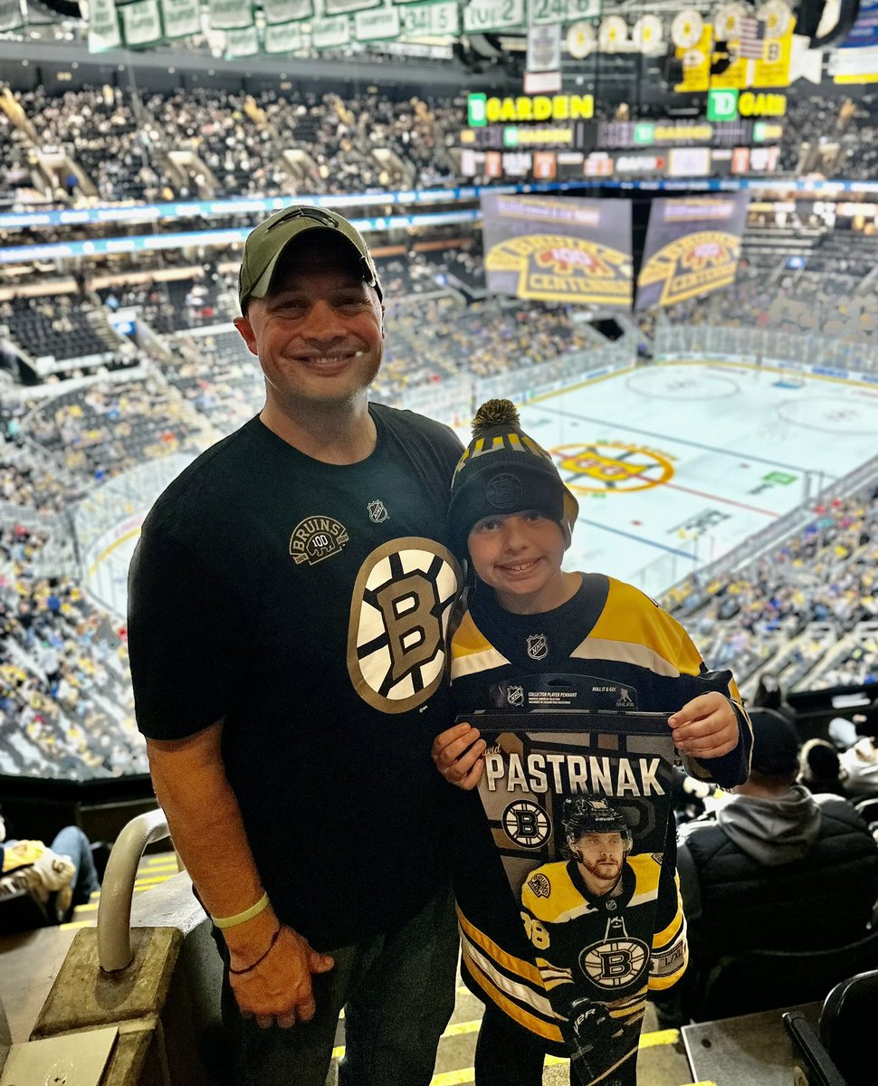 Doug9110's tweet image. Gotta love daddy daughter time! Go Bruins!! 🤘🏼🇺🇸🐻 #nhlbruins #MoheganSunfanphotos