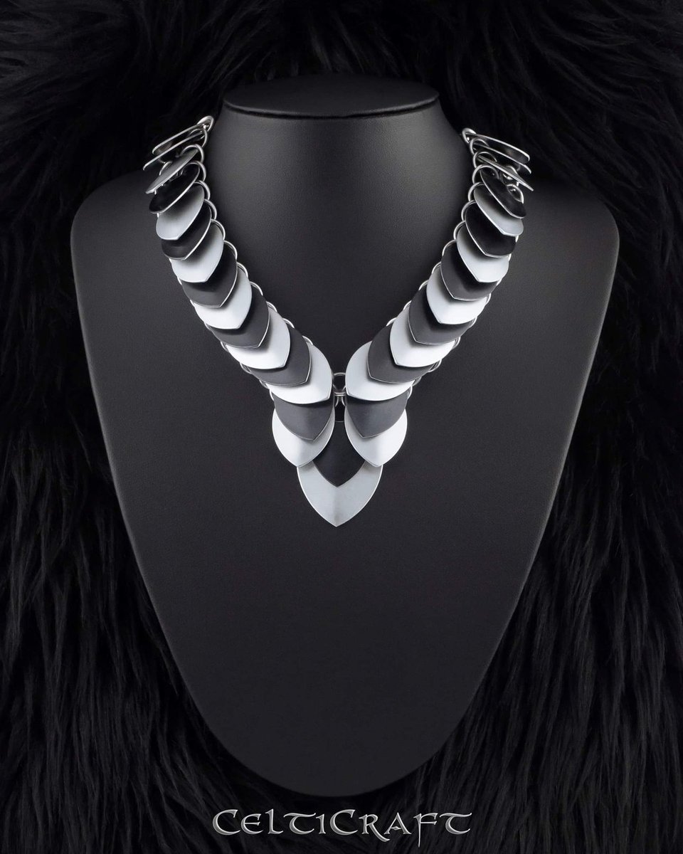 BACK IN STOCK! ⚔️

Luna Necklace 🌙 From our "Ethereal" collection

R 400

Buy it here: celticraft.com/product-page/l…

#chainmaille #chainmail #scalemaille #scalemail #scalemaillejewellery #chainmaillejewellery #medieval #celtic #fantasy #dragonscale #alternativejewellery #darkfashion