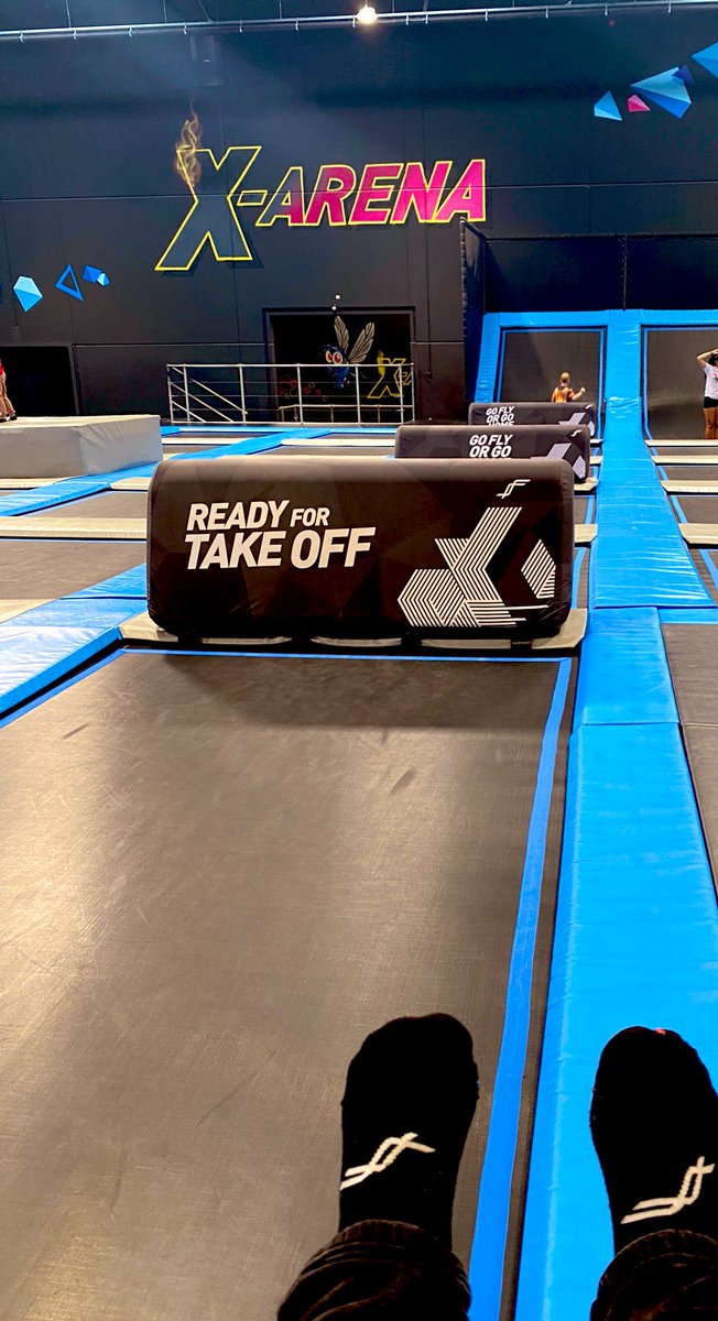 Nachdem das Nimmerlandkind heute Morgen fast 2 Stunden im Trampolinparl war, musste natürlich am Nachmittag nochmal im Garten gesprungen werden. #Trampolinliebe