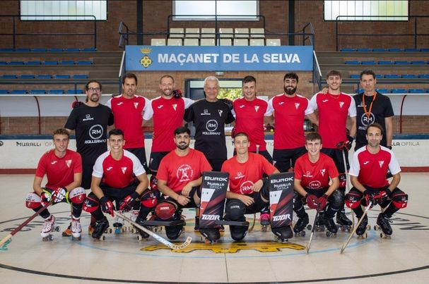 EsportGironi's tweet photo. HOQUEI PATINS-El @shummassanet supera el @chpsantfeliu (1-3) i buscarà el pas a semis de la Lliga Catalana Plata a la pista del Vilafranca.
@pepehoquei i Miki Grau van donar l'avantatge al descans (0-2)
De nou, Hernández (0-3)
Yepes va fer el definitiu 1-3.
#LligaCAT #esportcat https://t.co/phB08zvzTV