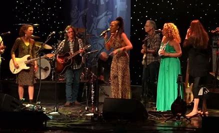 Jonatha10574808's tweet photo. #OurSeptemberSongs
Staying on a #BobDylan theme...
💥Not seen Allison sing Dylan before, until I saw this...Here's #NittyGrittyDirtBand x #AllisonRussell x #AmyHelm x @Swaywild from @Cayamo 2023⚓️
#KnockingOnHeavensDoor
🎼https://t.co/ZTDR5R3yGM https://t.co/tJOGo29IKJ