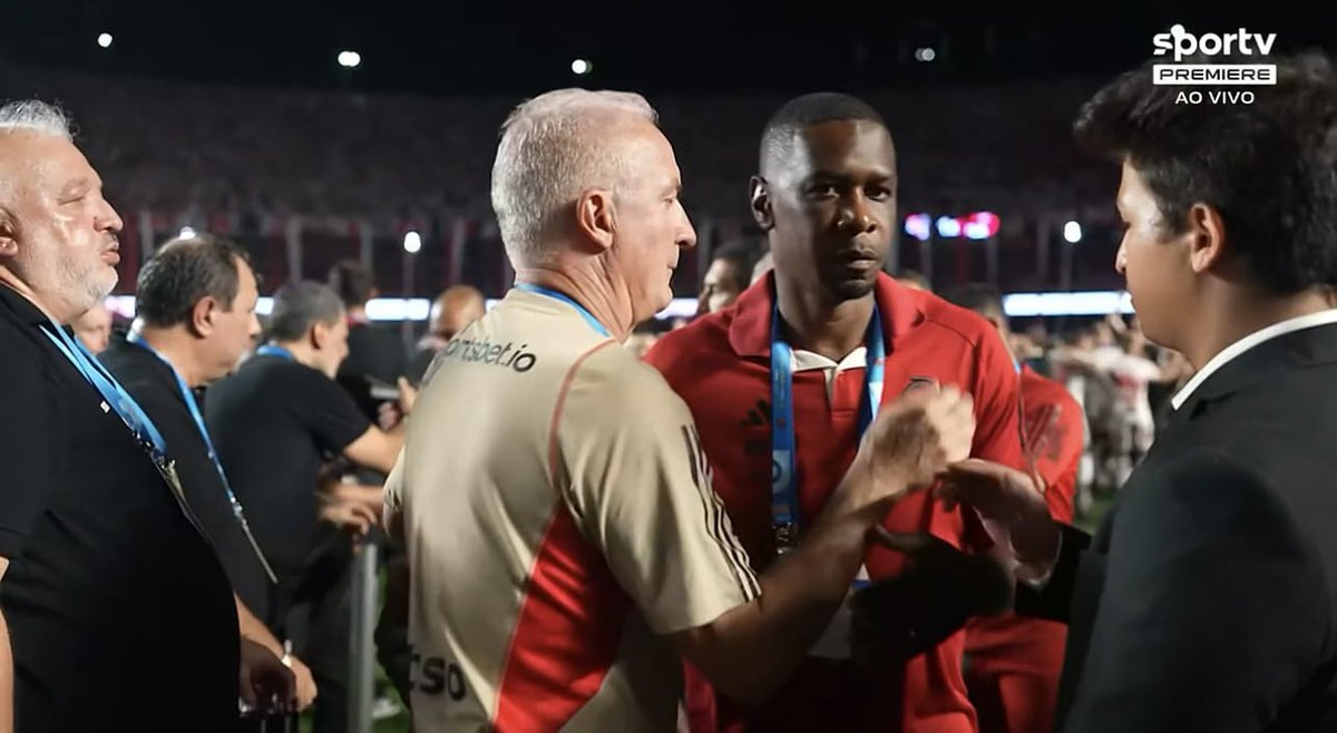futebol_info's tweet photo. "As cenas de Dorival Júnior cumprimentando os jogadores e funcionários do Flamengo são constrangedoras para a diretoria do clube, que demitiu o treinador após ele ser campeão da Copa do Brasil e da Libertadores."

🎙️ Lédio Carmona, no SporTV/Premiere.
📸 SporTV/Premiere https://t.co/cHLE5UGQy1