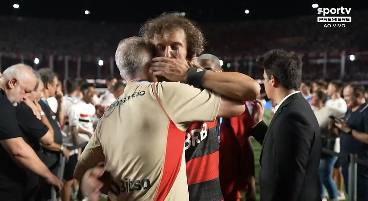 futebol_info's tweet photo. "As cenas de Dorival Júnior cumprimentando os jogadores e funcionários do Flamengo são constrangedoras para a diretoria do clube, que demitiu o treinador após ele ser campeão da Copa do Brasil e da Libertadores."

🎙️ Lédio Carmona, no SporTV/Premiere.
📸 SporTV/Premiere https://t.co/cHLE5UGQy1