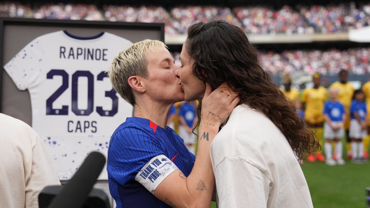 oosaoosautd's tweet image. Sue and Megan at each other’s last national team games 😭❤️