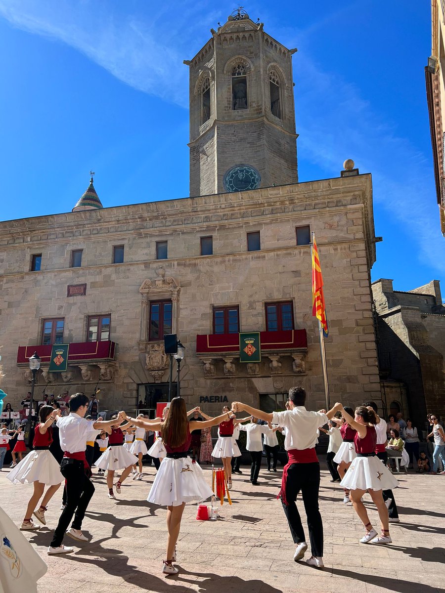 Diumenge 24, al matí, hem celebrat el 62è concurs de colles sardanistes a la ciutat de Cervera. 

La colla amfitriona, us vol donar les gràcies per l'assistència i el suport rebut.

Ep!! I hem aconseguit la 2a posició a punts lliures i al concurs🏆🏆.

Bona Festa Major!!🎉