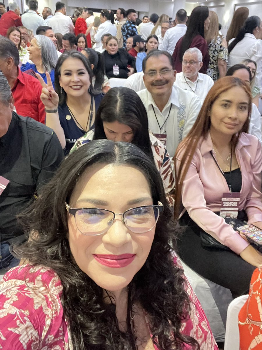 VeronicaBatiz's tweet photo. Los Morenos nos reunimos con Claudia.. entre ese calor humano que viene del corazón y el "calorcito culichi" que no detuvo a miles para estar presentes en los eventos que nos unen.. Me sentí feliz al ver a tantos amigos y compañeros, va un abrazo y mi cariño!!🤗🥰

#LaVeroMorena https://t.co/WVnQJOkunz