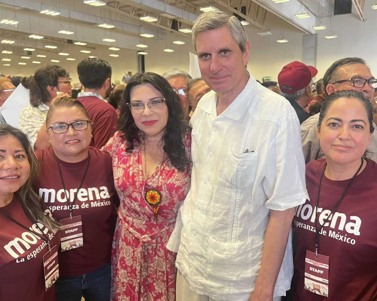 VeronicaBatiz's tweet photo. Los Morenos nos reunimos con Claudia.. entre ese calor humano que viene del corazón y el "calorcito culichi" que no detuvo a miles para estar presentes en los eventos que nos unen.. Me sentí feliz al ver a tantos amigos y compañeros, va un abrazo y mi cariño!!🤗🥰

#LaVeroMorena https://t.co/WVnQJOkunz