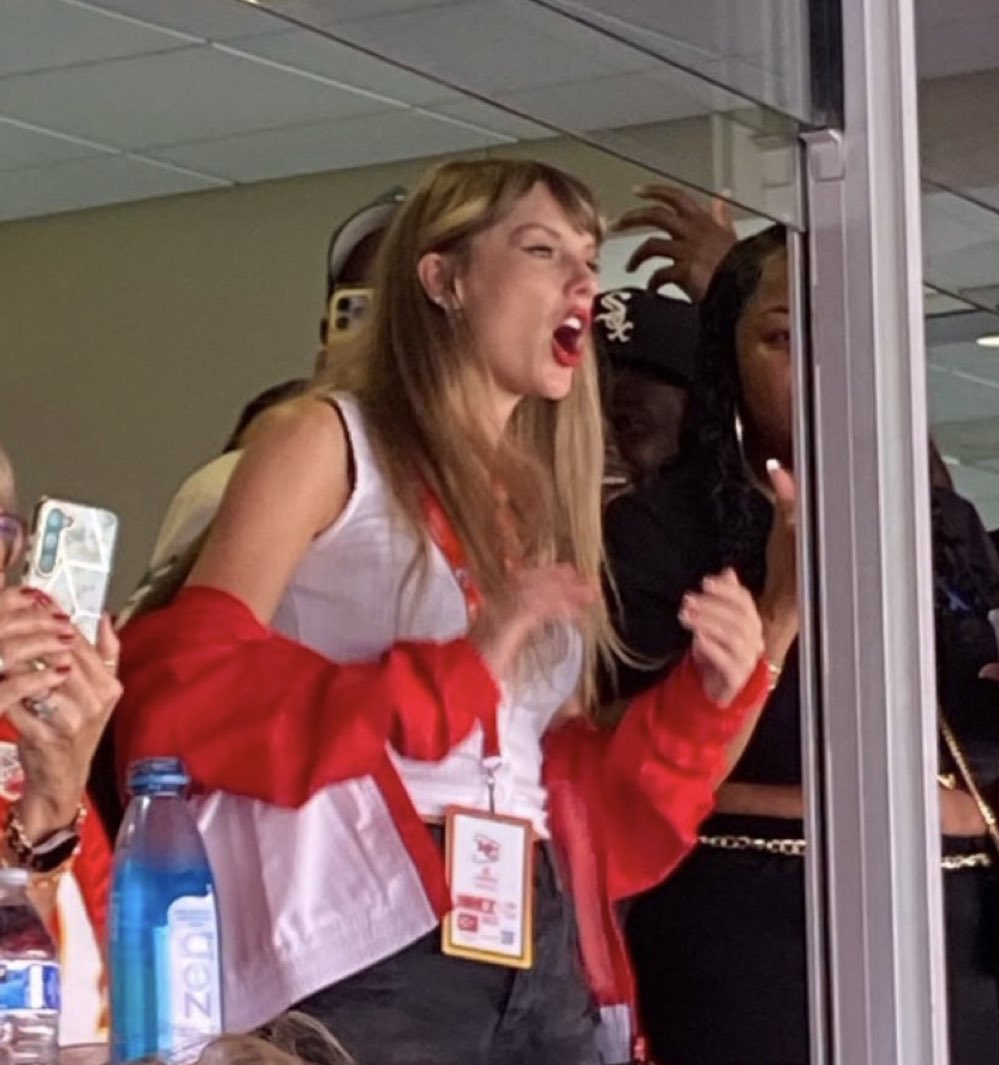 SwiftNYC's tweet photo. taylor swift and football https://t.co/qbvhuXD9rp